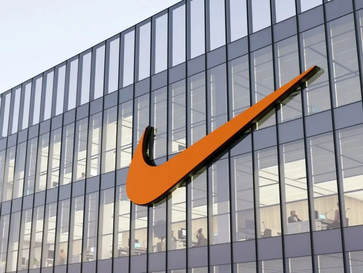 “Nike”ın xalis mənfəəti və gəliri azalıb