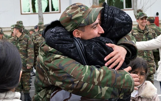 “Ata çağırılır əsgərliyə, iki uşaq qalır anası ilə evdə”