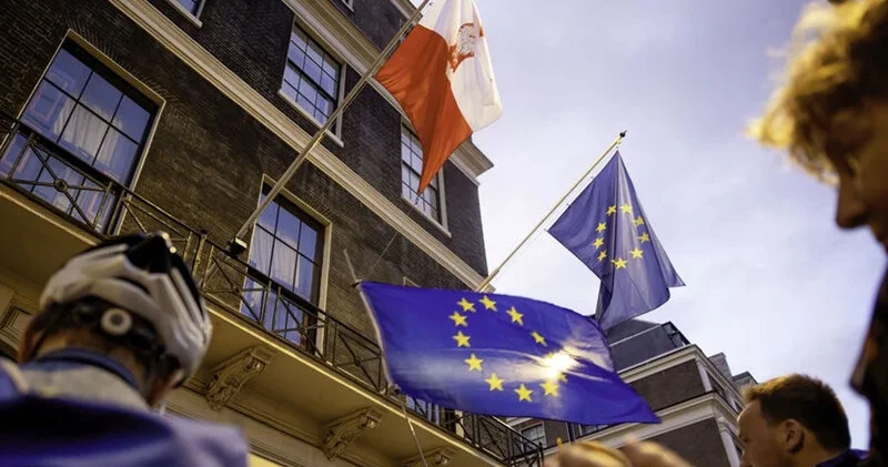 Polşanın Brüsseldəki konsulluğuna boya atılıb