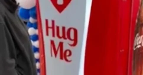 Необычный автомат в США банка газировки за объятие ВИДЕО