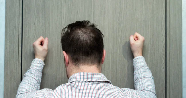 Evin qapısını möhkəm çırpmaq qapıya ciddi fiziki zərər verir, qonşulara da psixoloji təsir göstərir Video