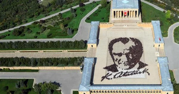 Türkiyə Cümhuriyyətinin qurucusu, Qazi Mustafa Kamal Atatürkün əsgərləri Anıtkabirdə necə növbə dəyişir? Video