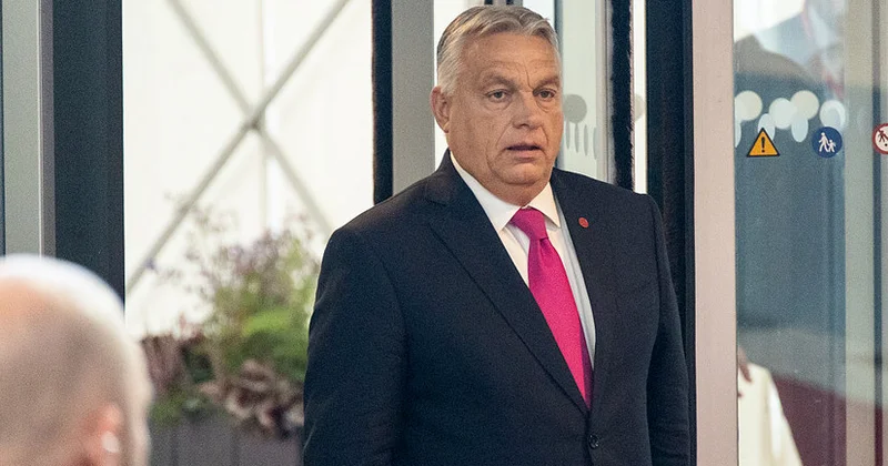 Sikorski Orbana istehzalı “Lenin ordeni” ilə cavab verib FOTO