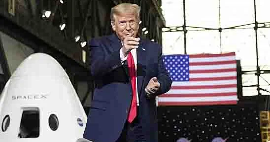 Tramp astronavtların 2028 ci ilə qədər Aya qayıtmasını tələb edən fərman imzalayıb