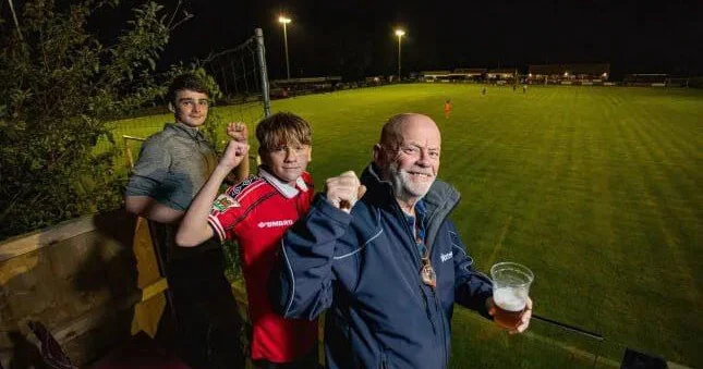 Английский болельщик нашел нестандартный способ смотреть футбол ВИДЕО