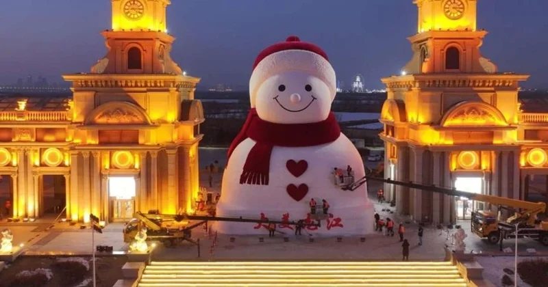 19 metrlik nəhəng qar adamı şəhərin simvoluna çevrildi VİDEO