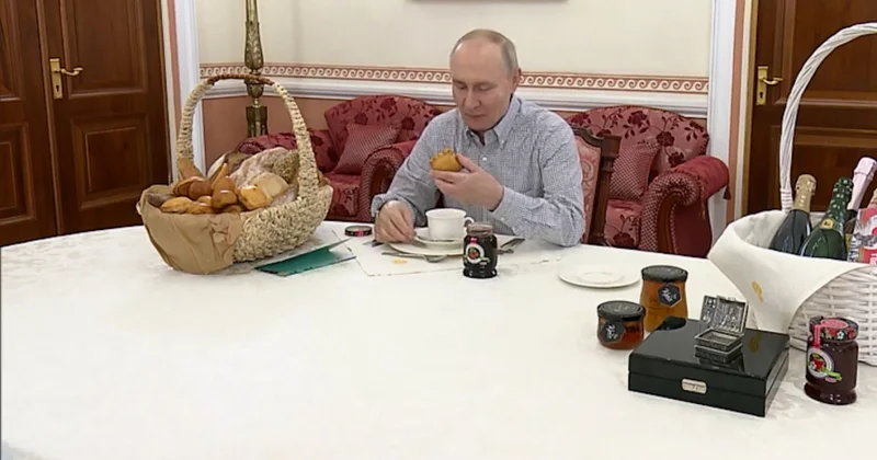 Putin “Maşenka” çörək sexindən hədiyyə olaraq gətirilən piroqun dadına baxdı