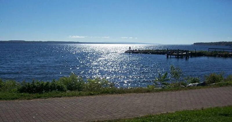 Ученые разгадали многовековую тайну гула, исходящего из озера в США