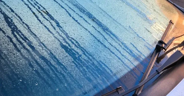 Niyə ön şüşələrdə qara nöqtələr olur? Az adamın bildiyi gizli XÜSUSİYYƏT