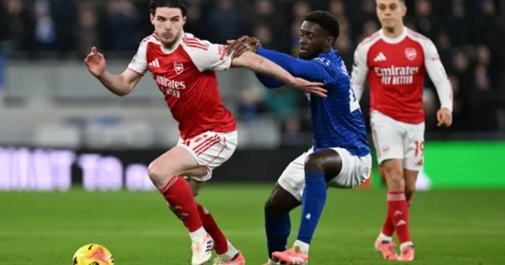 Арсенал одолел Эвертон и сохранил первое место в турнирной таблице АПЛ