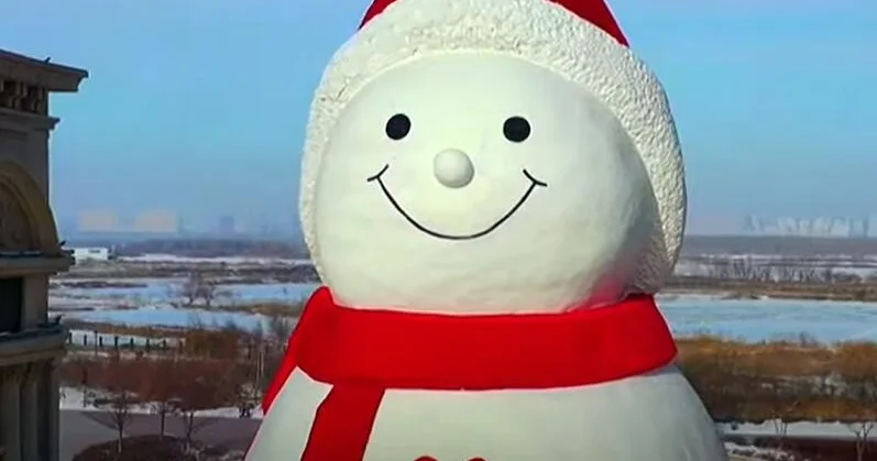 В китайском городе слепили гигантского снеговика ВИДЕО