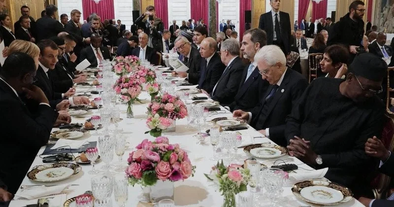 Сотрудника Елисейского дворца поймали на краже фарфора