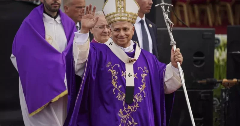 Папа Римский учит по ночам немецкий язык