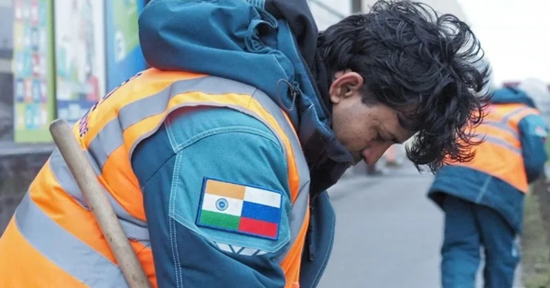 Дворники индийцы убирают улицы Петербурга за сто тысяч