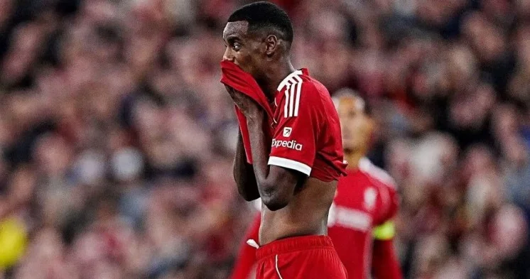 Liverpul un ilk qolunu vurdu, zədələnərək meydanı tərk etdi