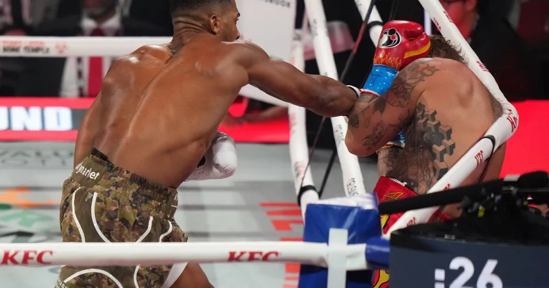 Entoni Coşua ilə döyüşən Ceyk Polun çənəsi sınıb