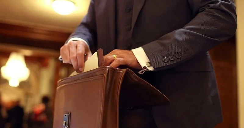 İşçinin iş yerinə vurduğu ziyana görə hansı məsuliyyəti daşıyır?