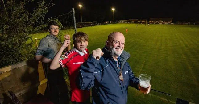 Qocaman ingiltərəli futbol azarkeşi nəvələri üçün həyətində mini tribuna qurdu VİDEO