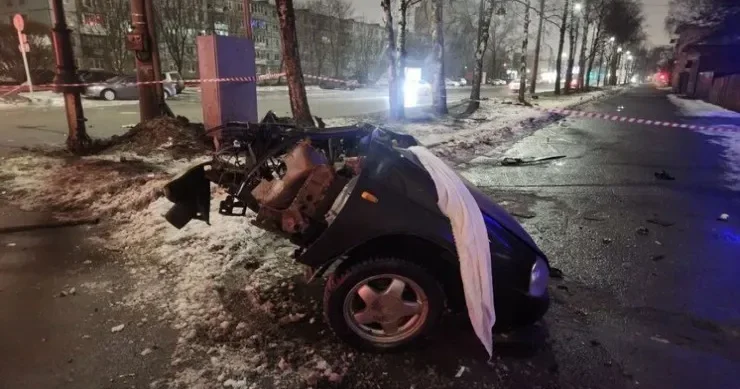 Dəhşətli qəzada maşın ikiyə bölündü, ölənlər var