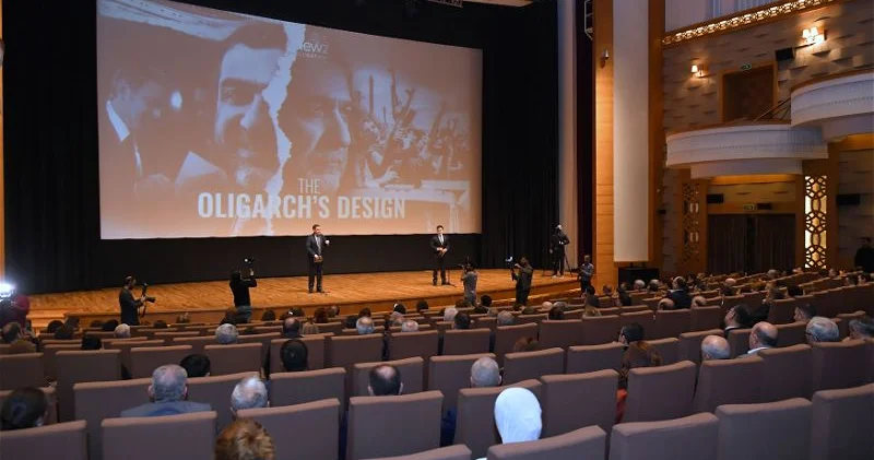 Маска благочестия падает