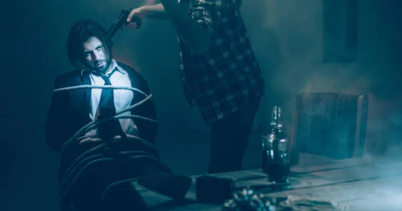 Bacısı oğlu və azyaşlı uşağının başına silah dayayıb girov götürdü