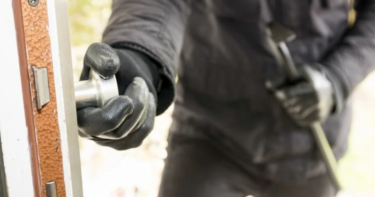 Bakıda keçmiş məhkum 48 ədəd kombi oğurlayıb