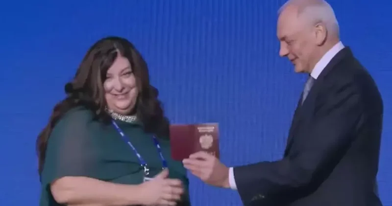 Экс помощница Байдена получила российский паспорт ФОТО