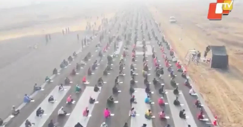 Аэродром в Индии превратился в площадку для массового экзамена ВИДЕО