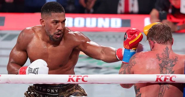 Keçmiş dünya çempionu Coşua boks matçında blogger Paulu nokaut etdi