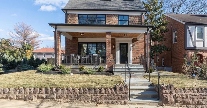 ABŞ də Rusiya səfirliyinin qarşısındakı “casus evi“ satışa çıxarılıb