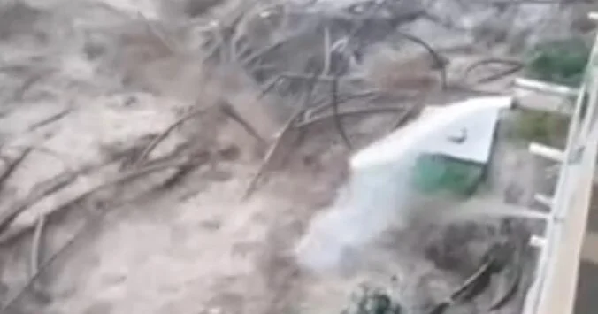 Катастрофические наводнения в Индонезии продолжаются ВИДЕО