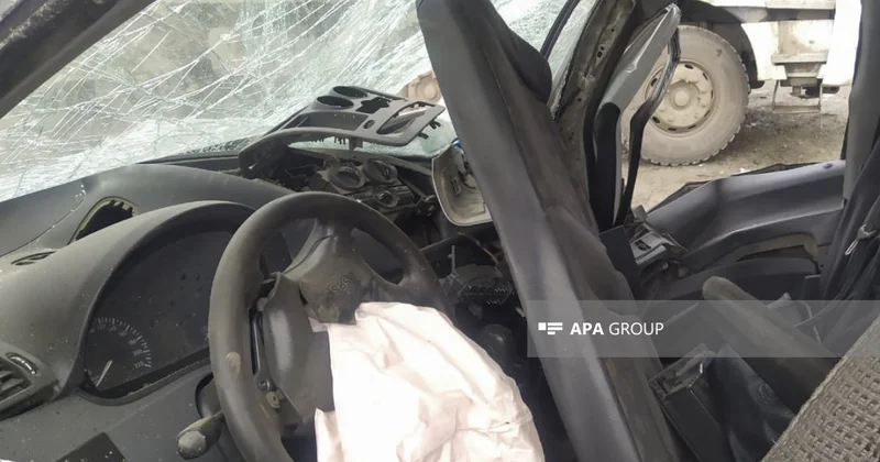 В Огузе Mercedes Vito врезался в дерево: есть погибший и раненые