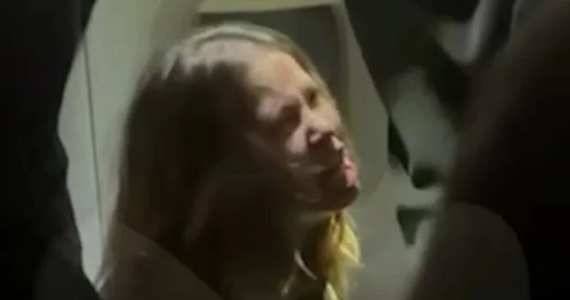 Təyyarədə dava düşdü, uçuş təxirə salındı VİDEO