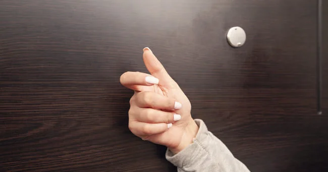 Qapı arxasındakı mədəniyyət ... Evdə, ofisdə, dövlət müəssisəsində qapını necə döymək lazımdır? Video