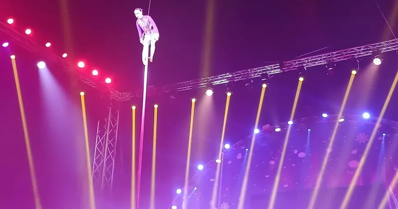 Циркачи из пяти стран выступают в Баку ФОТО