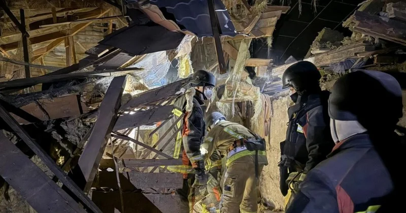 Россияне сбросили авиабомбы на Изюм: погибли супруги, в городе серьезные разрушения ФОТО ВИДЕО