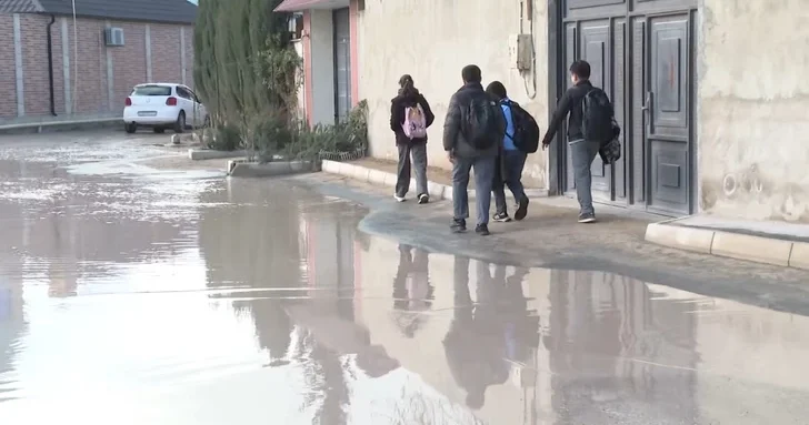 Школьники из бакинского поселка вынуждены преодолевать озера по пути на уроки