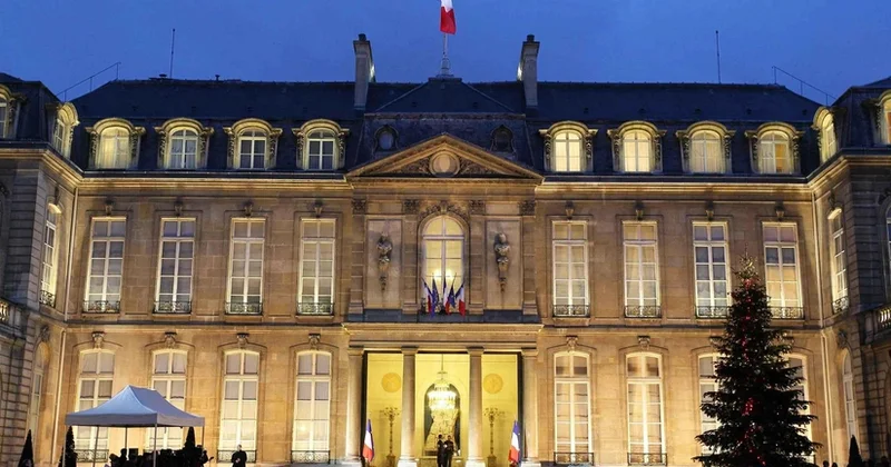 Yeliseyin baş ofisiantı iki il ərzində iqamətgahdan qab qacaq oğurlayıb