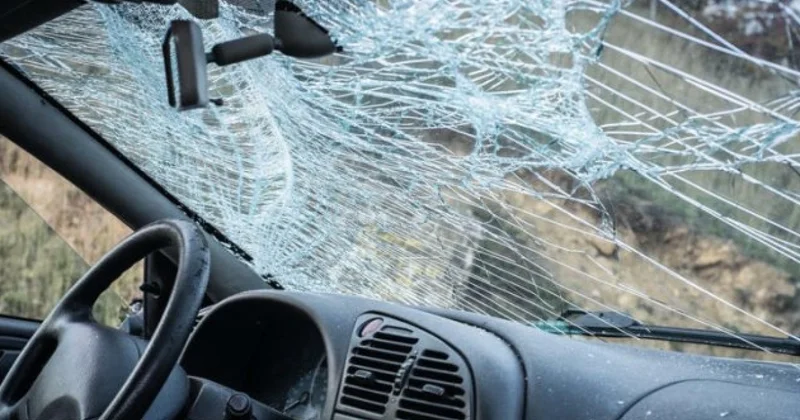 Qazaxda avtomobil divara çırpıldı: ölən var