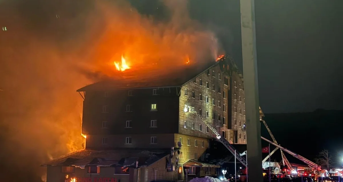 TÜRKİYƏDƏ DƏHŞƏTLİ OTEL YANĞINI... 66 nəfər öldü, xeyli sayda yaralı var + VİDEO AzPolitika onlayn siyasi ictimai qəzet