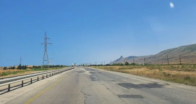 Bakı Quba yolunun təmiri necə və niyə yaddan çıxdı: sürücülər ödənişli yoldan istifadəyə məcbur olur