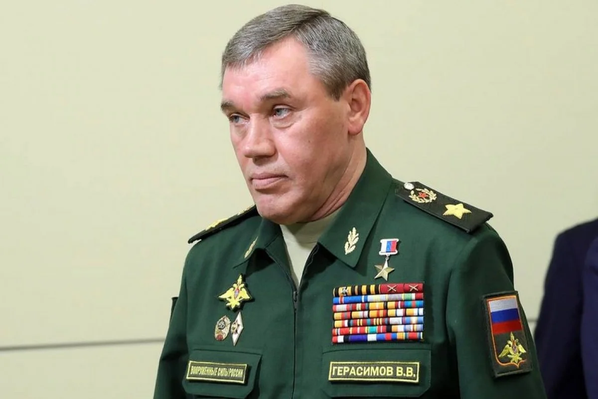 Gerasimov müharibə zonasındakı əsgərləri mükafatlandırdı