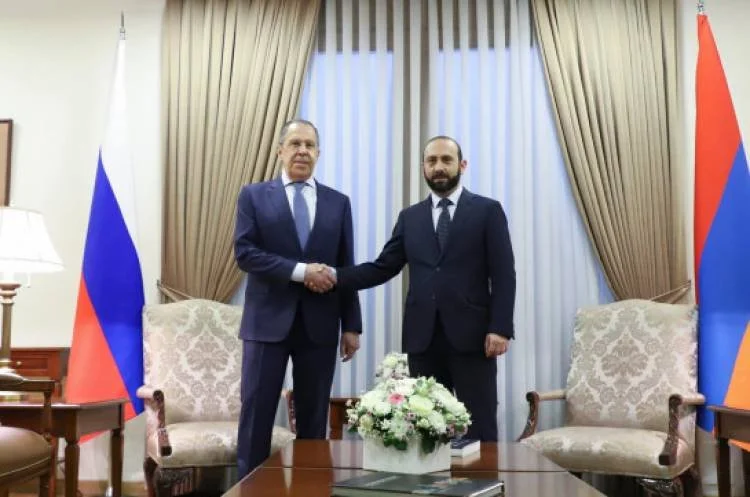 Lavrov və Mirzoyan arasında təkbətək görüş başlayıb