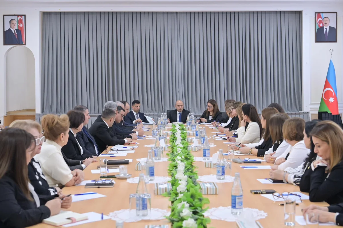 Elm və təhsil naziri Xəzər və Pirallahı rayonlarının məktəb direktorları ilə görüşüb FOTO