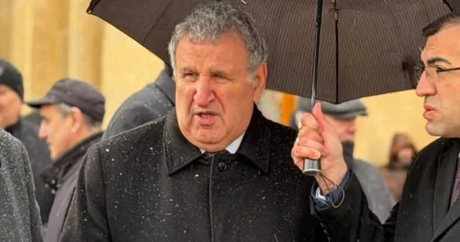 Məmur psixologiyasında kök salmış toxunulmazlıq sindromu ... Çətir yox, şöhrətpərəstlik islanıb