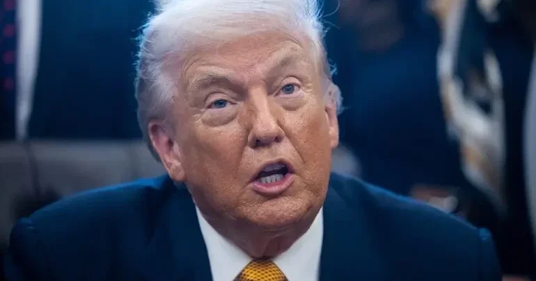 Трамп заявил, что не поедет в Париж на предложенную Макроном встречу