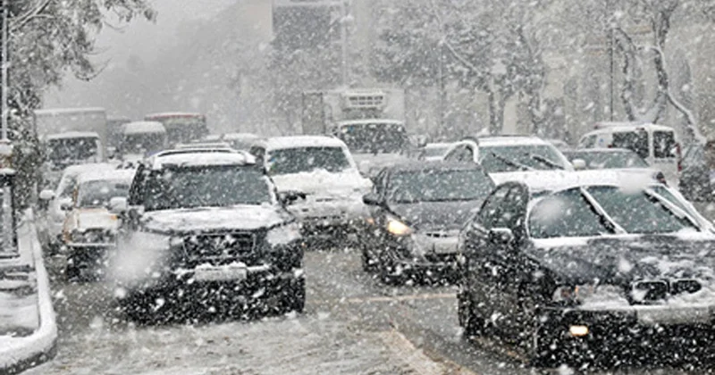 Bakıda yollar və səkilər qardan təmizlənir
