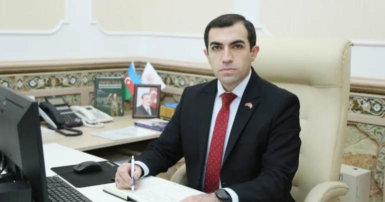 İsa Həbibbəyliyə çətir tutan şəxsin kimliyi BƏLLİ OLDU FOTO