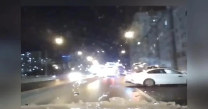 Buzlu yolda idarəetməni itirən maşınlar qəzadan son anda yan keçdi VİDEO