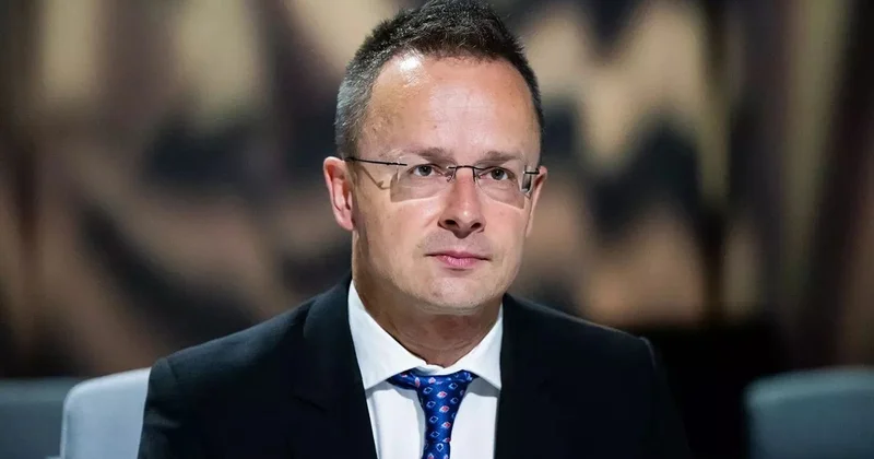 Сийярто: Венгрия и Словакия оспорят запрет ЕС на поставки нефти и газа из РФ